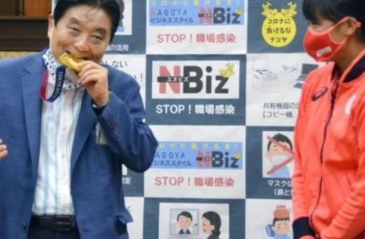 Смениха медала на олимпийска шампионка, след като японски кмет го захапа